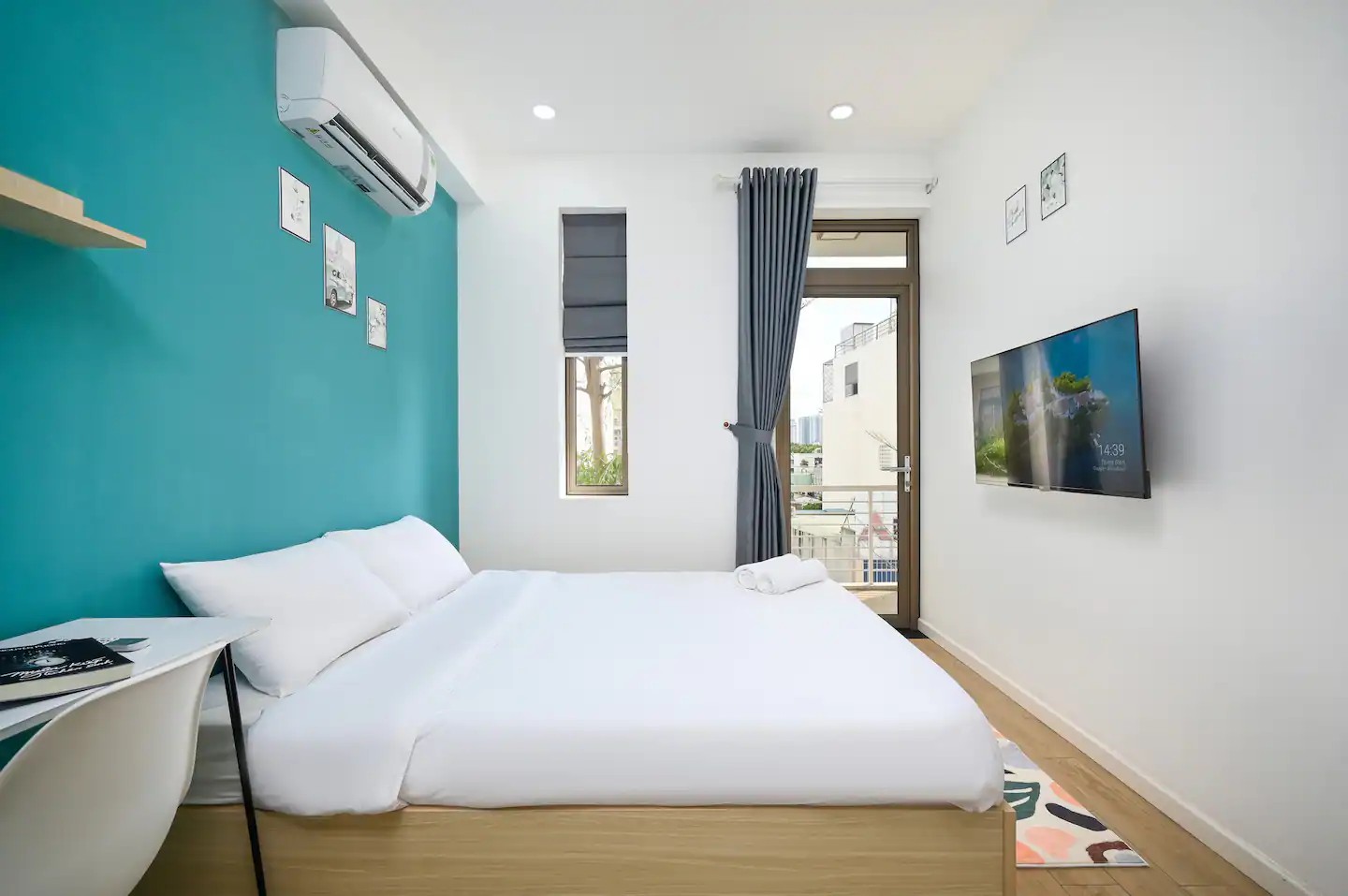 Studio 4.1 interior with queen bed and balcony